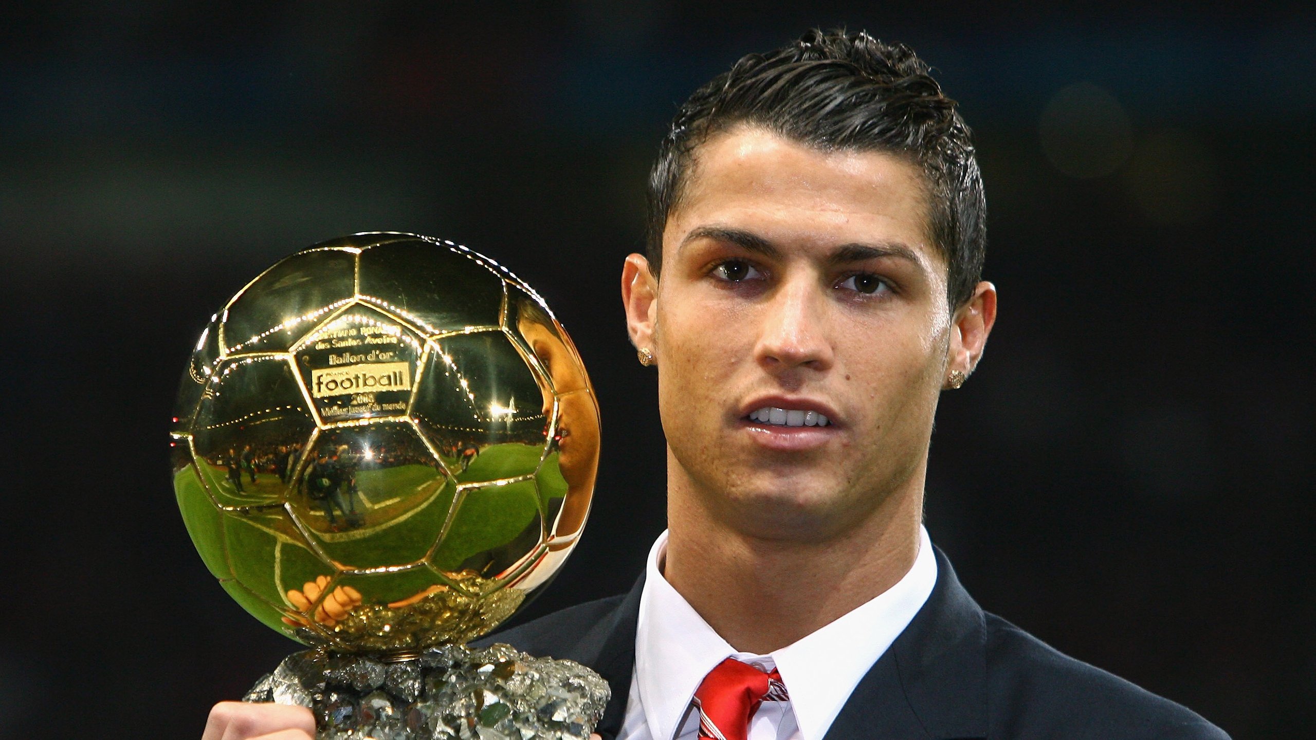 球迷疯狂讨论比赛结果